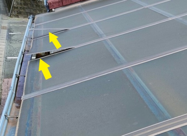 カーポートの押さえバーが浮いている