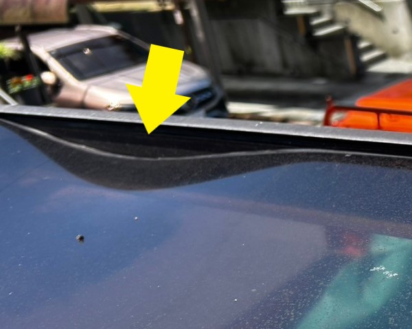 カーポート屋根のパネルがフレームから外れている