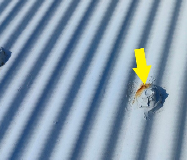 ガルバリウム鋼板屋根のコーキングが劣化で割れている