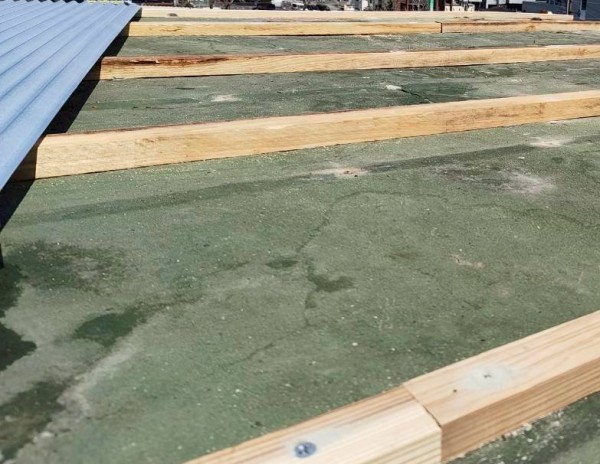 ガルバリウム鋼板製波板を取り付けていきます