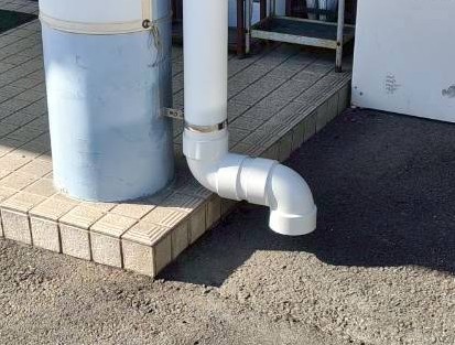 クリニックの雨樋パイプにエルボを接続して排水経路を確保