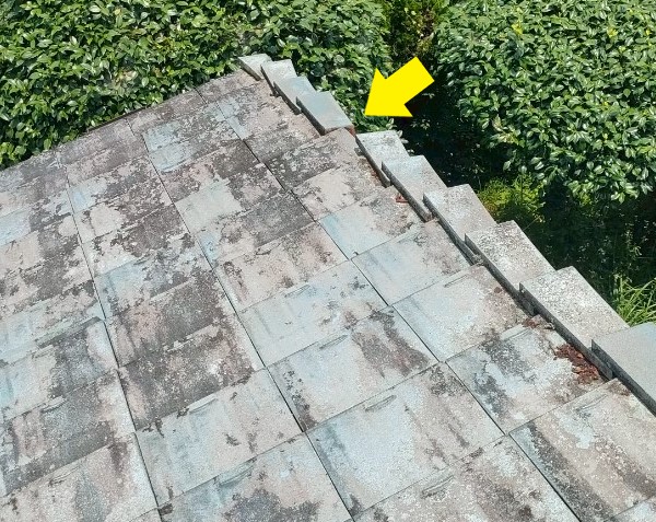 ケラバ瓦が落下して他の瓦もズレている