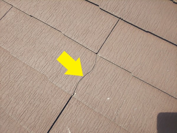 コロニアルにひび割れが入っている