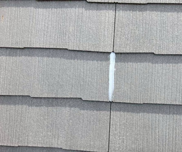 コロニアルのひび割れをコーキングで補修