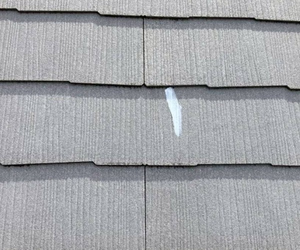 コロニアルの軽微なひび割れにコーキングを打設