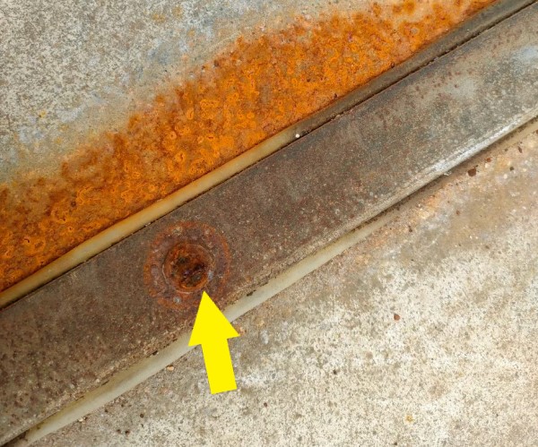 コンテナ物置屋根のビスが錆びています