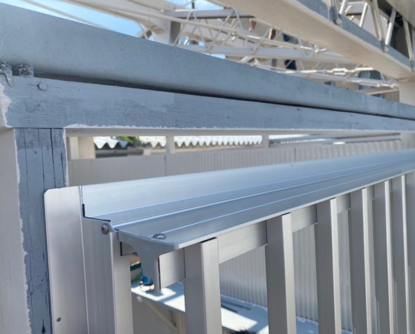 サッシと鉄骨の間に隙間があります