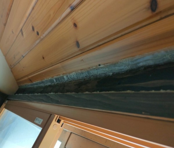 サッシ上部にコーキング跡がありました