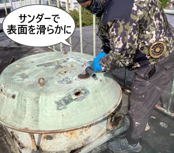 サンダーで表面を滑らかに処理します