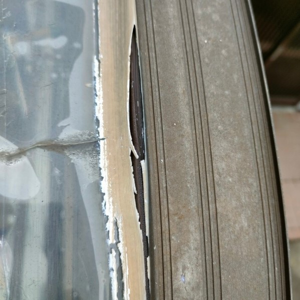 サンルームのパッキンが割れている