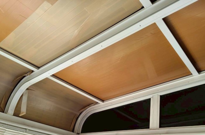 サンルーム室内側に応急処置のテープが隙間なく貼られている