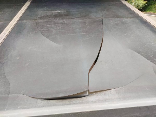 サンルーム屋根が大きく割れている