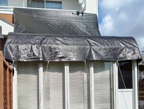 シートで応急処置されたサンルーム