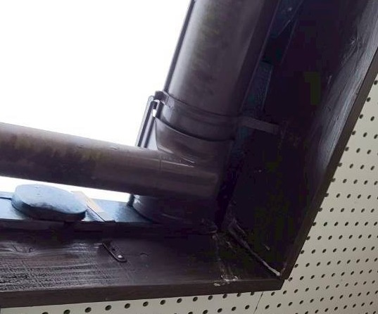 スズメに巣を作られていた軒樋周辺の隙間