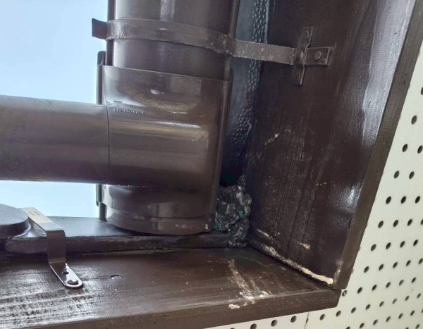 スズメの巣を作られてた軒樋周辺の隙間に発泡ウレタンを詰めた様子