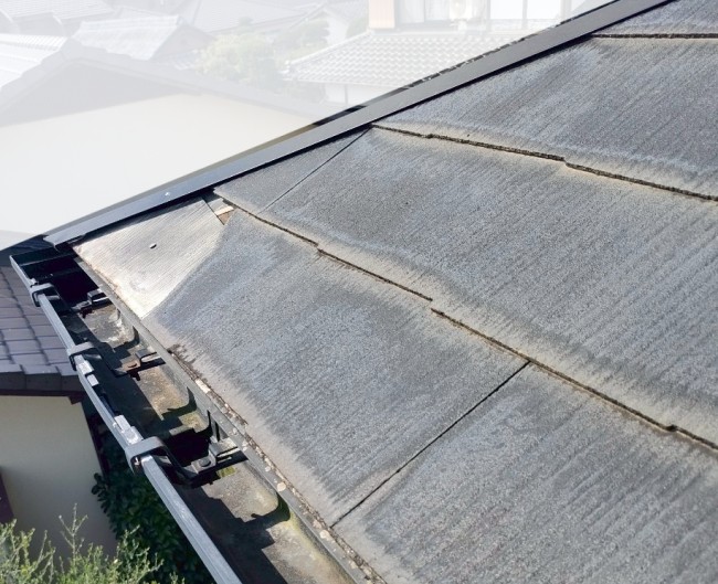 スレート1枚が強風で割れている