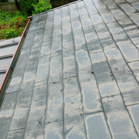 スレートの割れが多数