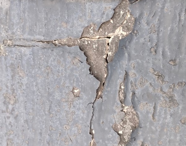 スレートの塗装劣化により割れが起きている