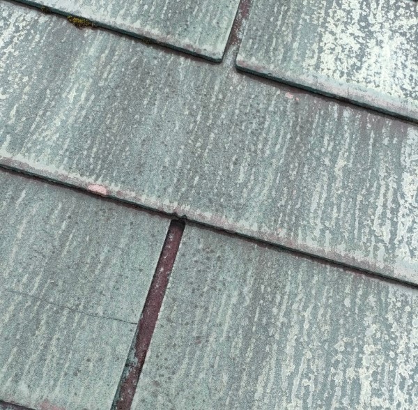 スレート屋根に苔・割れ