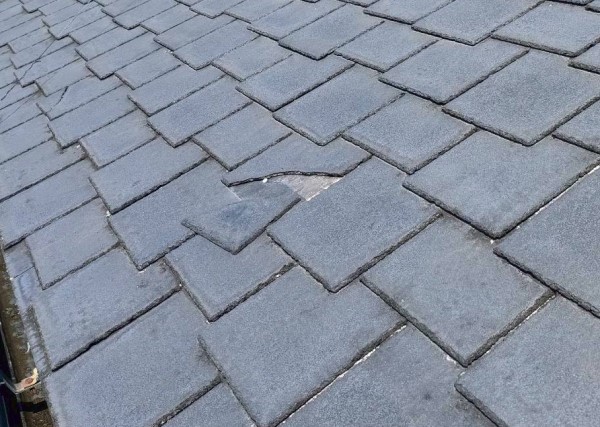 スレート（アーバニー）に割れが起きている