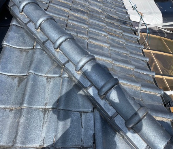 ズレていた隅棟瓦にラバーロックを行いました
