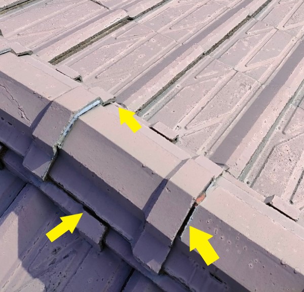 セメント瓦がズレて隙間ができている