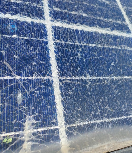 ソーラーパネルが割れている