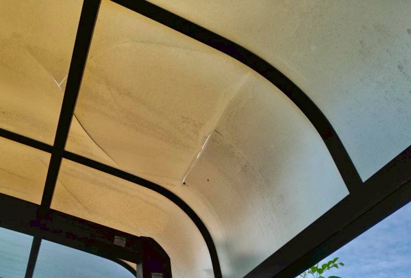 テラスのポリカ平板の割れ