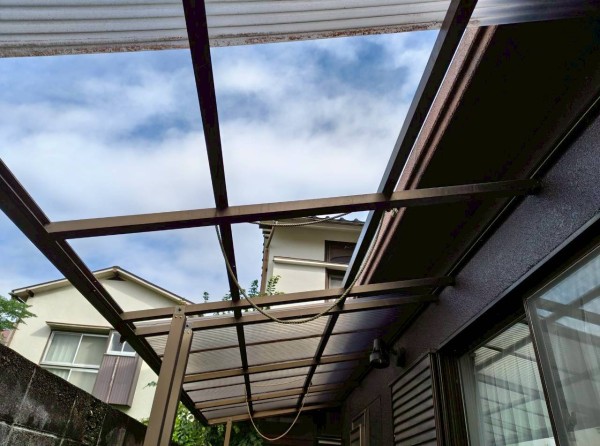 テラスの波板がはがれて空が見えている