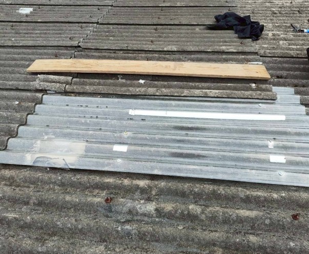 テープ補修後に波型スレートにバンポーライトを重ね張り