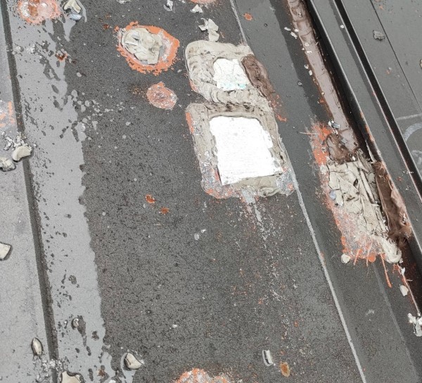 トタン屋根に錆があり腐食しています