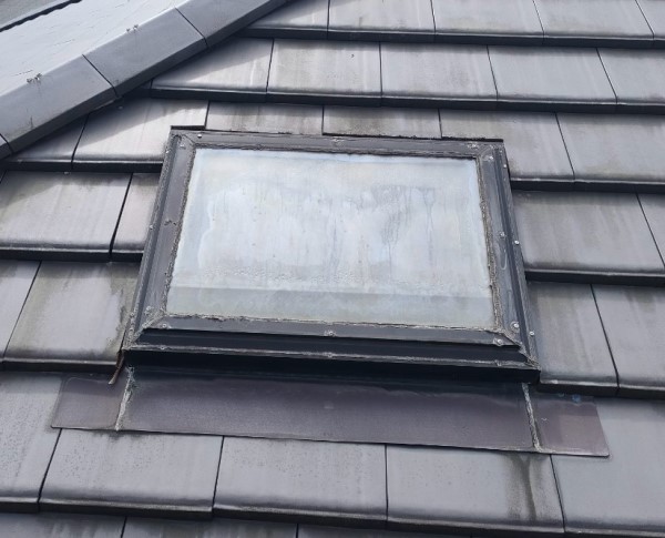 トップライトにできたひび割れを点検