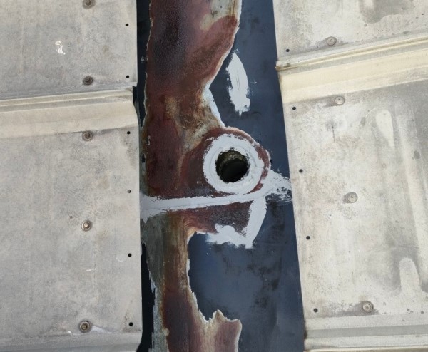 ドレンや谷コイル継ぎ目にコーキング打設完了