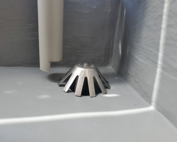 ドレンストレーナーのなかったベランダドレンにストレーナーを取り付け