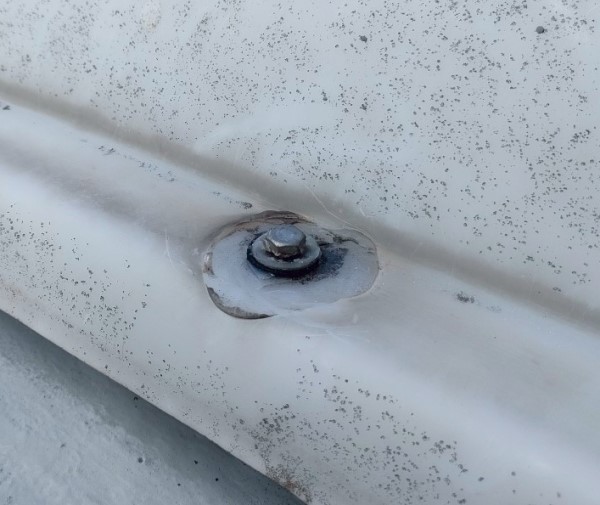 ドーム型天窓のボルト周辺の劣化