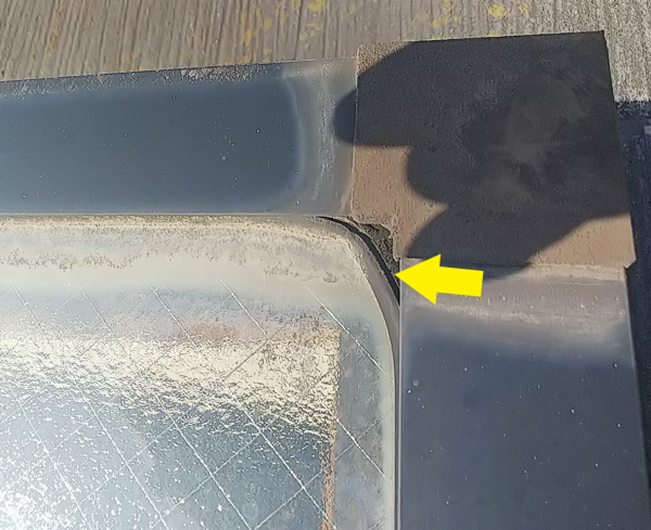 パッキンが老朽化で外れて隙間ができている