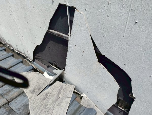 パラペットに大きな穴が開いている