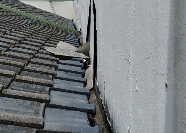 パラペット壁が割れた箇所は破片撤去の必要あり