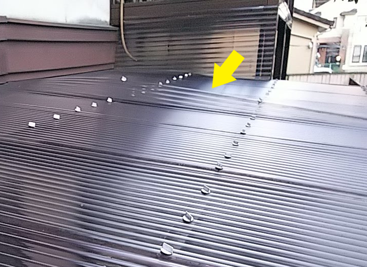 フックが外れた事で波板屋根が浮いている