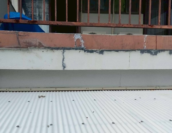 ベランダの側面がひび割れている