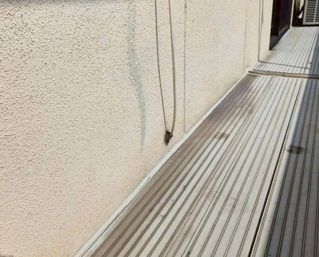 ベランダの壁際の隙間にコーキングを打ちました