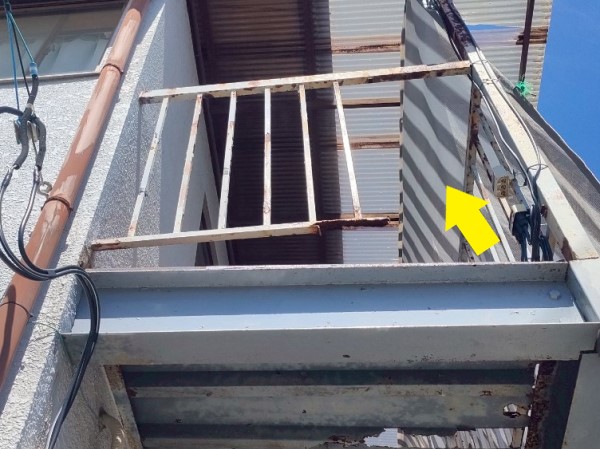 ベランダの手すりの格子が一部なくなっている