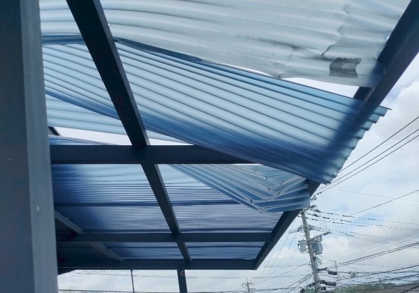 ベランダの波板屋根が剥がれている