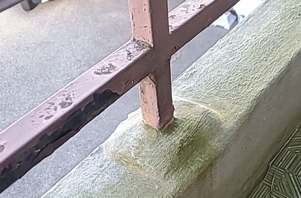 ベランダの鉄製手すりが錆びて折れる心配もあります