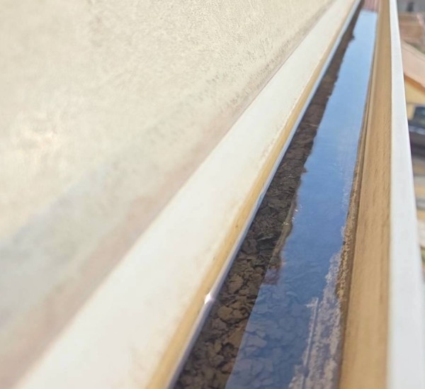 ベランダ屋根の軒樋が詰まっている