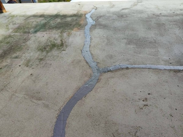 ベランダ床のひび割れにコーキングを打って応急処置