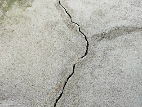 ベランダ床の深いひび割れ