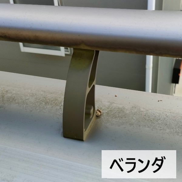 ベランダ笠木に鳩の糞