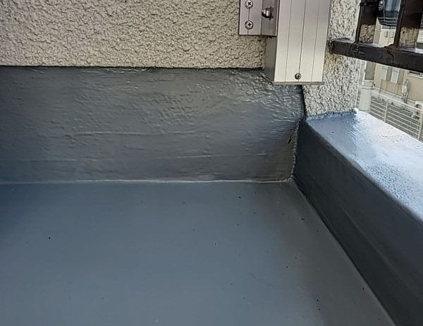 ベランダ防水の立ち上がりにもトップコートを塗布