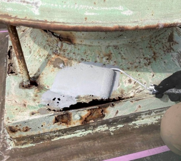 ベンチレーターの足元に錆止め塗装